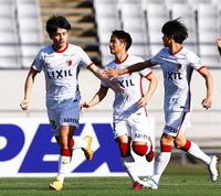 後半、ゴールを決めタッチを交わす鹿島・上田（左）