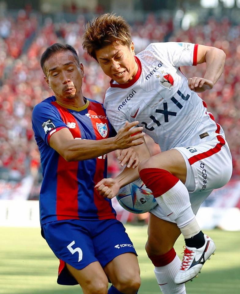 前半、競り合う鹿島・樋口（右）とＦＣ東京・長友