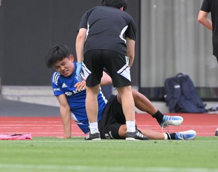 　練習で左足首を痛める久保建英（撮影・金田祐二）