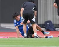 　練習で左足首を痛める久保建英（撮影・金田祐二）