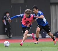 　ミニゲームで攻め込む古橋亨梧（左）＝撮影・金田祐二