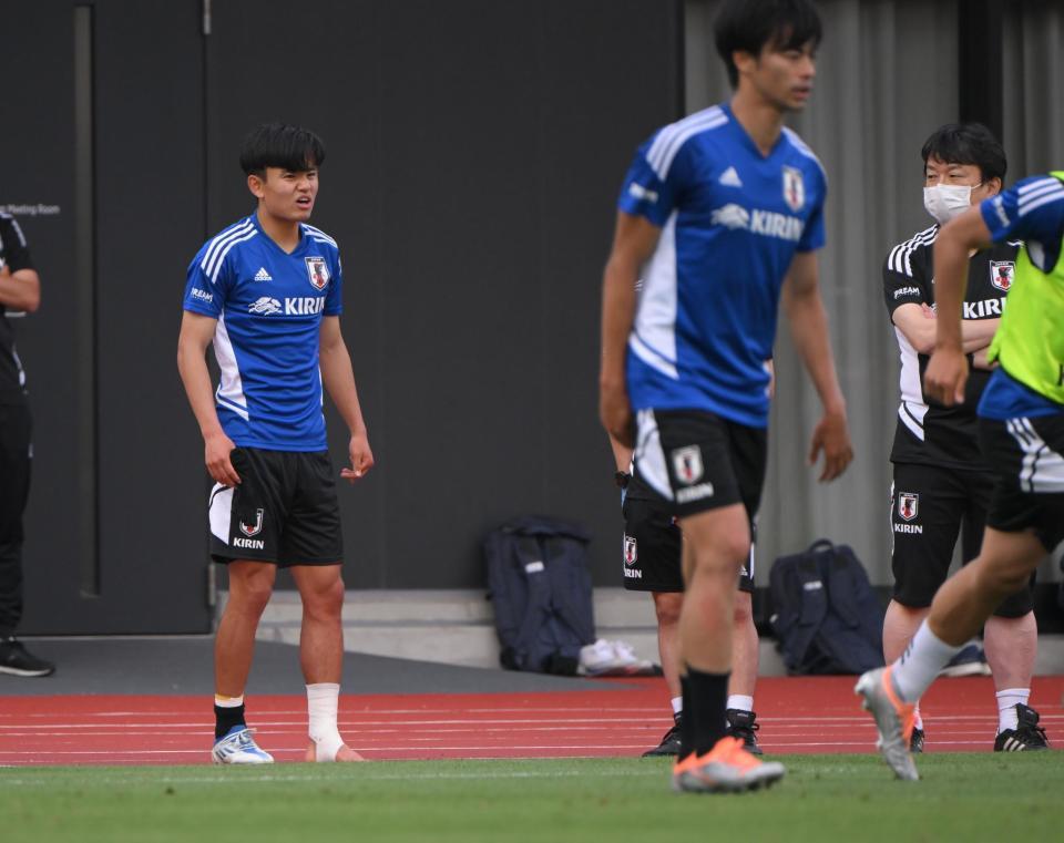 　左足区部を負傷し顔をゆがめる久保建英（撮影・金田祐二）