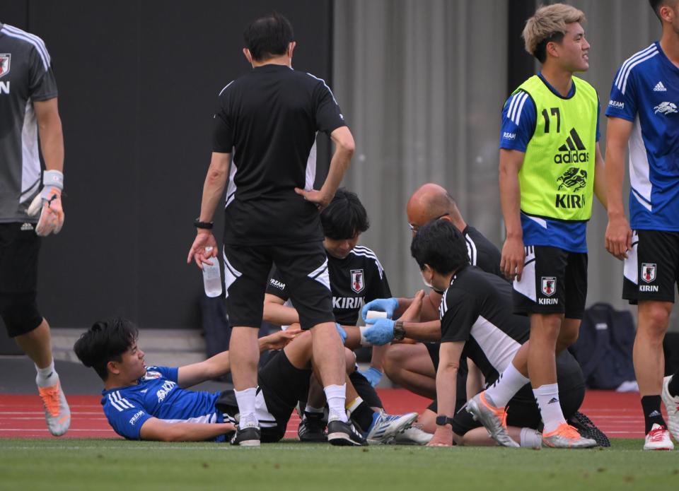 サッカー日本代表 久保建英にアクシデント 左足首を痛め練習を切り上げる サッカー デイリースポーツ Online