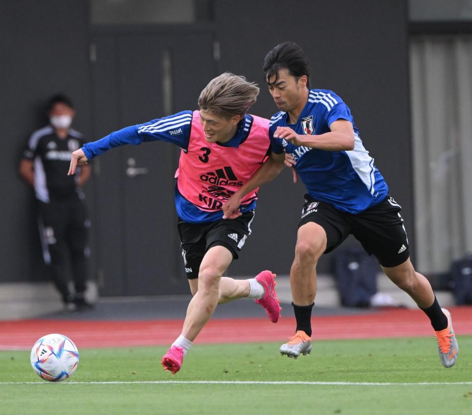 　ミニゲームで攻め込む古橋亨梧（左）＝撮影・金田祐二