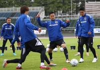 　ボール回しで汗を流す吉田麻也（中央）＝撮影・中島達哉