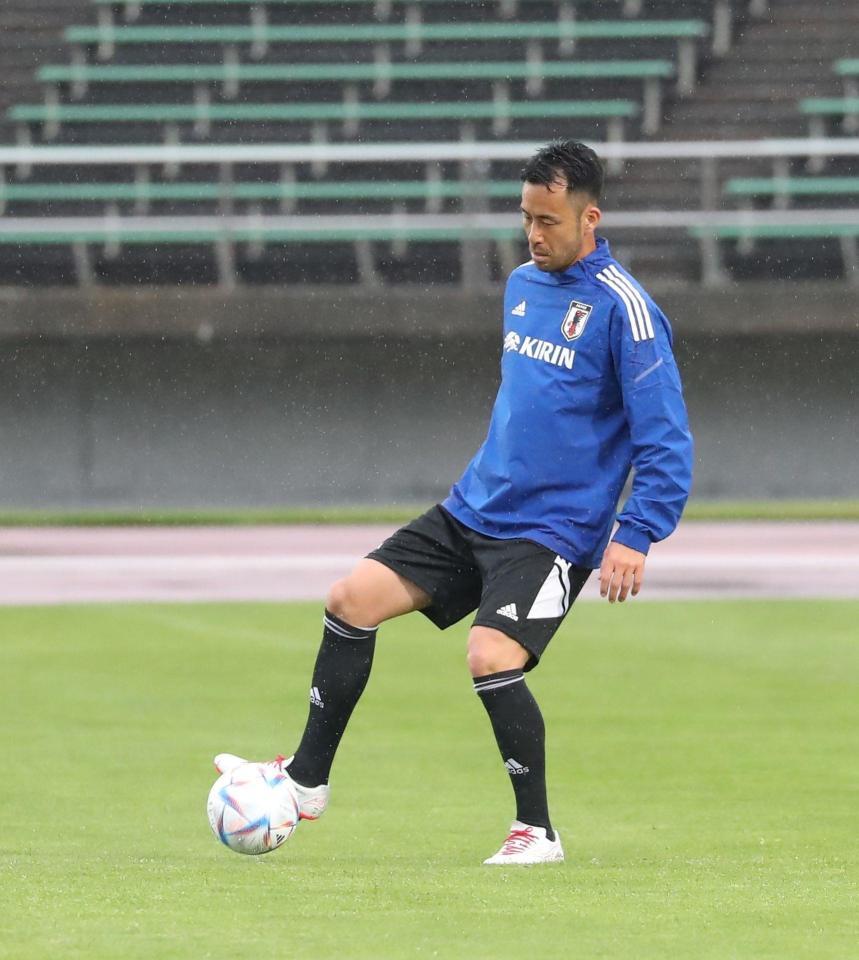 　パス練習をする吉田麻也（撮影・中島達哉）