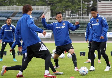 　ボール回しで汗を流す吉田（中央）＝撮影・中島達哉