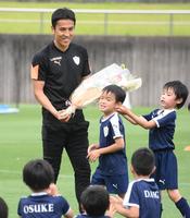 欧州リーグ優勝のお祝いで花束を受け取る長谷部誠＝静岡県藤枝市（撮影・堀内翔）