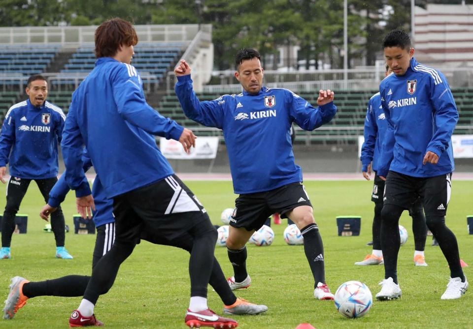 　ボール回しで汗を流す吉田（中央）＝撮影・中島達哉