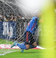 　後半、勢い余ってゴールに突き刺さる前田大然（撮影・金田祐二）