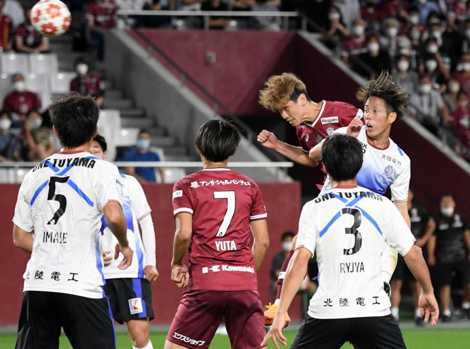 　後半、勝ち越しゴールを決める神戸・大迫（右から３人目）＝撮影・石井剣太郎