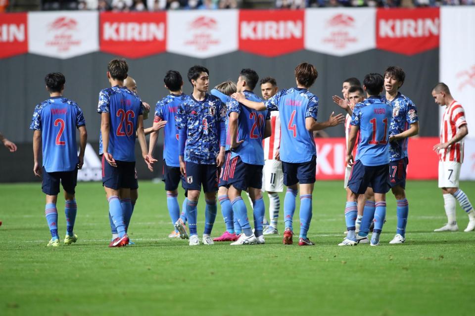 　勝利をあげ、タッチを交わすサッカー日本代表イレブン（撮影・中島達哉）