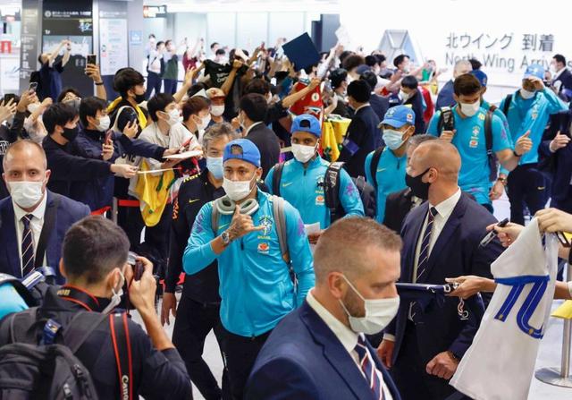 ブラジル代表来日でファン１００人出迎え ネイマールら成田空港に到着 サッカー デイリースポーツ Online