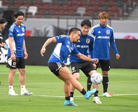　右ＳＢでの出場へ練習にも気合が入る長友（撮影・金田祐二）