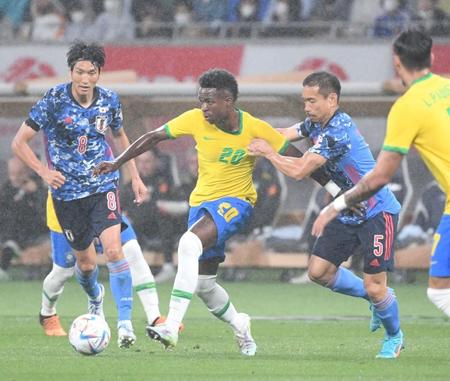 前半、ビニシウス（中央）と競り合う長友佑都（右）＝撮影・棚橋慶太