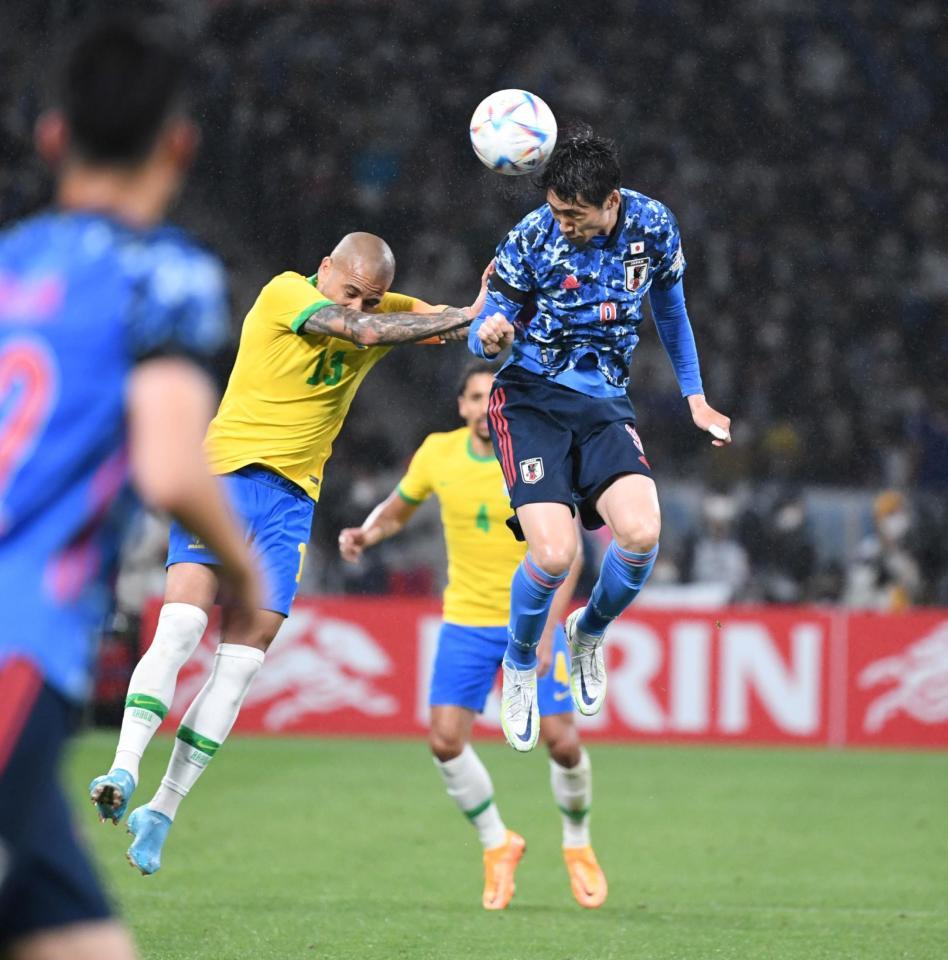 後半、ヘディングで競り合う鎌田大地（撮影・棚橋慶太）