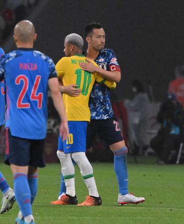 　ネイマールと抱き合う吉田