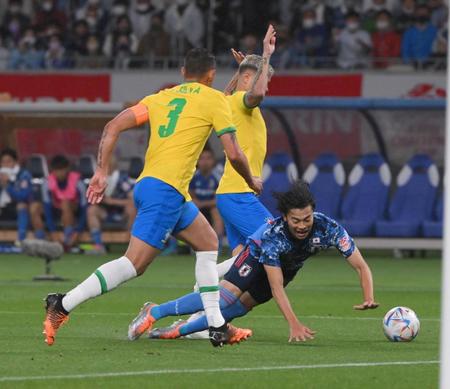 　後半、ゴール前で倒される三笘（撮影・金田祐二）