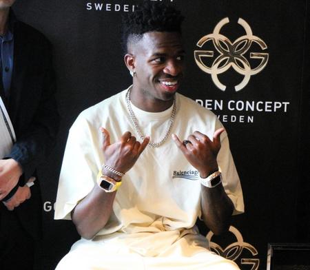 ゴールデンコンセプトのブランドアンバサダー就任会見で笑顔を見せるビニシウス