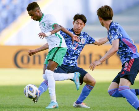 　サウジアラビア戦で競り合う半田（２）＝タシケント（（Ｃ）ＡＦＣ）