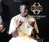 ゴールデンコンセプトのブランドアンバサダー就任会見で笑顔を見せるビニシウス