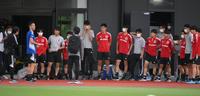 Ｕ-１６日本代表に言葉をかける吉田麻也＝千葉県内のグラウンド（撮影・金田祐二）
