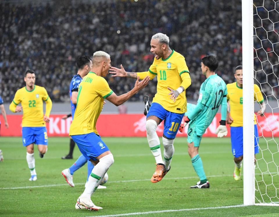 　後半、先制のＰＫを決め喜ぶネイマール（１０）＝撮影・棚橋慶太