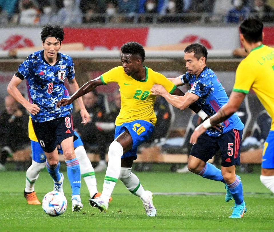 　前半、ビニシウス（中央）と競り合う長友（右）＝撮影・棚橋慶太