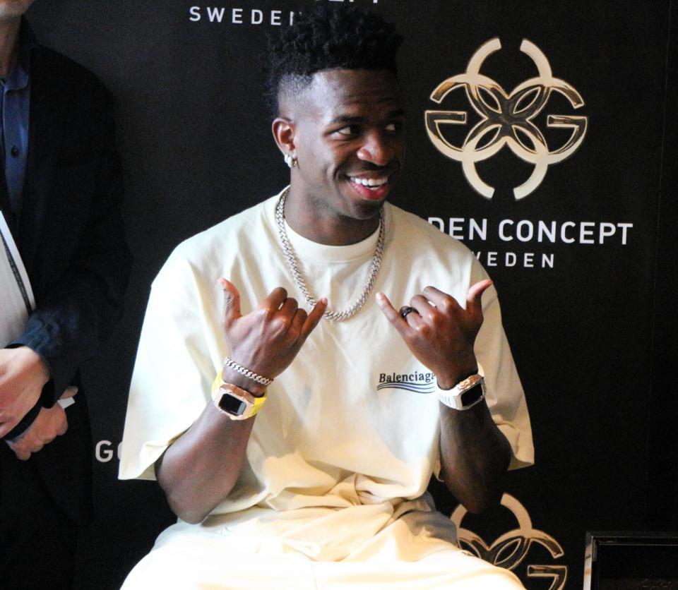 ゴールデンコンセプトのブランドアンバサダー就任会見で笑顔を見せるビニシウス