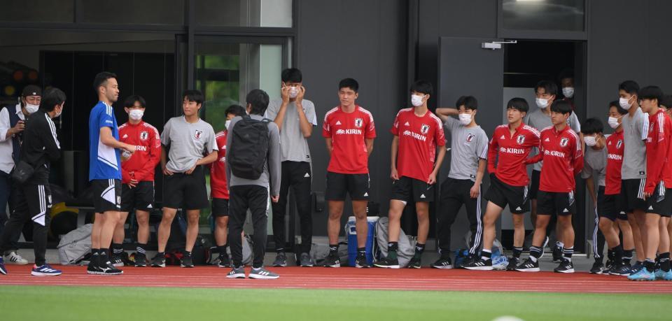 Ｕ-１６日本代表に言葉をかける吉田麻也＝千葉県内のグラウンド（撮影・金田祐二）