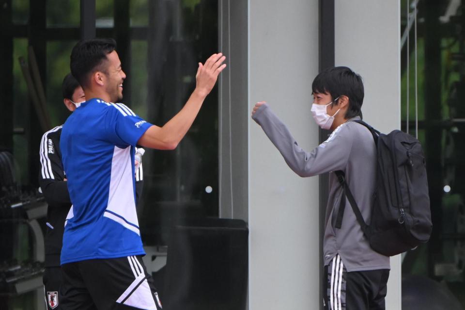 中村憲剛Ｕ-１６ロールモデルコーチと会い喜ぶ吉田麻也＝千葉県内のグラウンド（撮影・金田祐二）