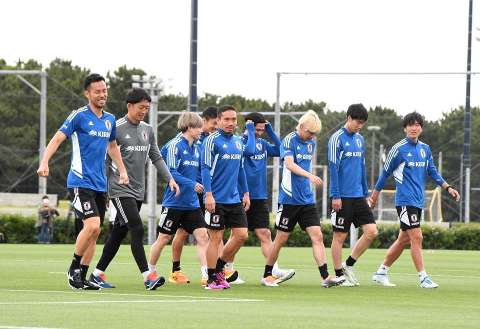 　リラックスした表情でトレーニングする吉田（左端）、長友（左から５人目）らブラジル戦出場組のメンバー（撮影・金田祐二）　