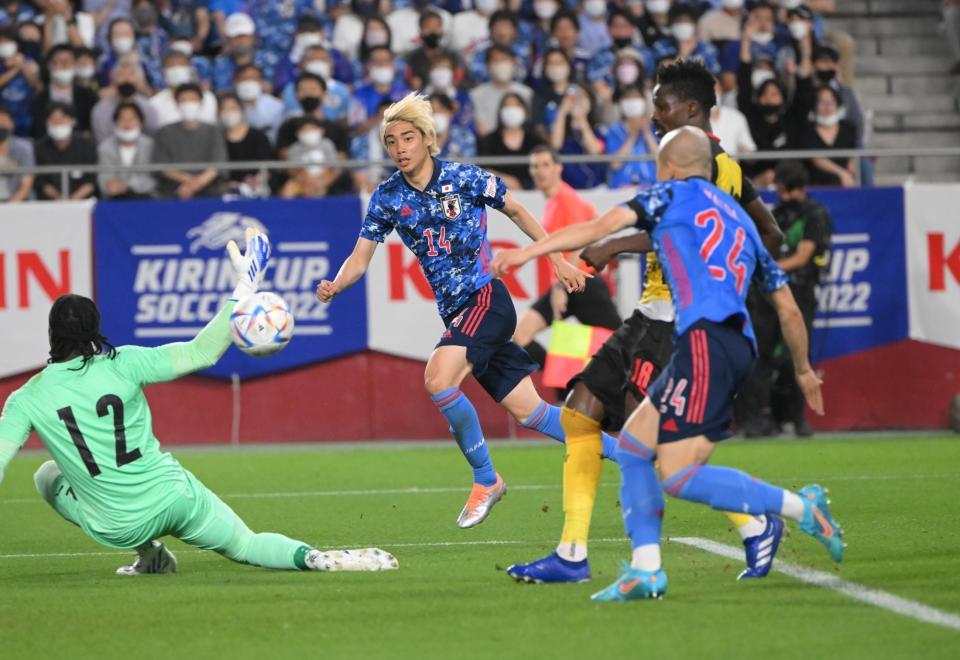 　後半、前田大然のゴールをアシストする伊東純也（撮影・金田祐二）