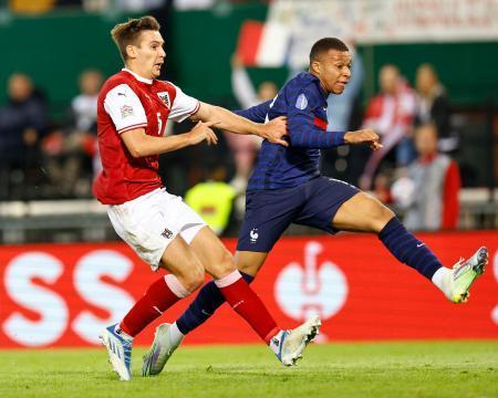 　欧州ネーションズリーグのオーストリア戦で同点ゴールを決めるフランスのエムバペ（右）＝１０日、ウィーン（ロイター＝共同）