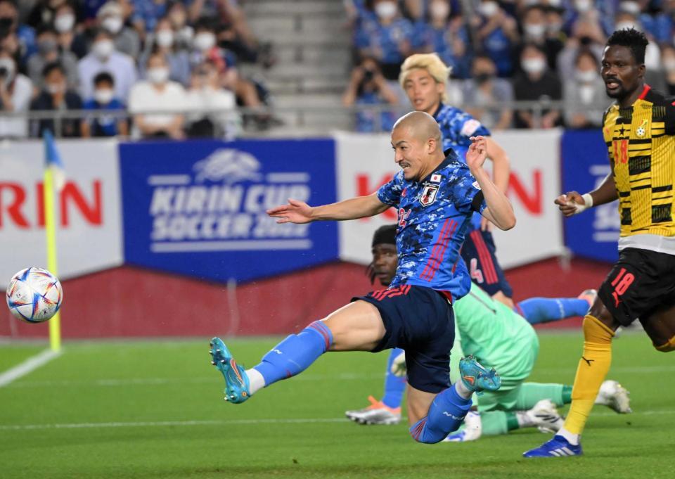 　後半、ゴールを決める前田大然（撮影・金田祐二）