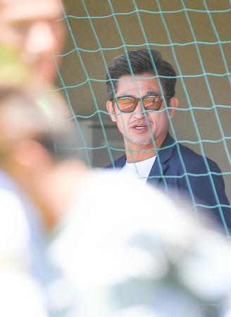 　試合前、競技場に姿を見せた鈴鹿・三浦