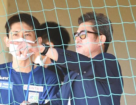 　試合前、競技場に姿を見せた鈴鹿・三浦