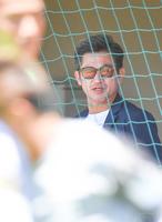 　試合前、競技場に姿を見せた鈴鹿・三浦