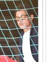 　試合前、競技場に姿を見せた鈴鹿・三浦