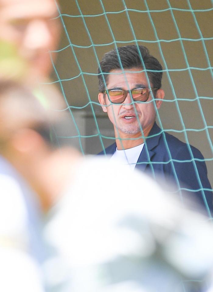 　試合前、競技場に姿を見せた鈴鹿・三浦