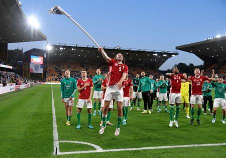 　欧州ネーションズリーグのイングランド戦で大勝し、喜ぶハンガリーの選手たち＝１４日、ウルバーハンプトン（ロイター＝共同）