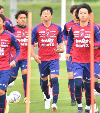 　Ｊ２岡山の練習に参加する乾（中央）＝政田サッカー場（撮影・吉澤敬太）