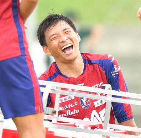 　Ｊ２岡山の練習に参加し、笑顔を見せる乾＝政田サッカー場（撮影・吉澤敬太）