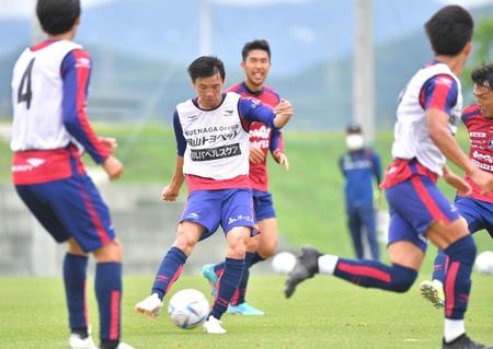 　Ｊ２岡山の練習に参加し、ミニゲームでシュートを放つ乾＝政田サッカー場（撮影・吉澤敬太）