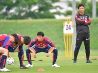 　Ｊ２岡山の練習に参加する乾（中央）。右は木山隆之監督＝政田サッカー場（撮影・吉澤敬太）