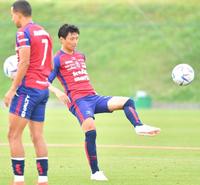 　Ｊ２岡山の練習に参加する乾＝政田サッカー場（撮影・吉澤敬太）