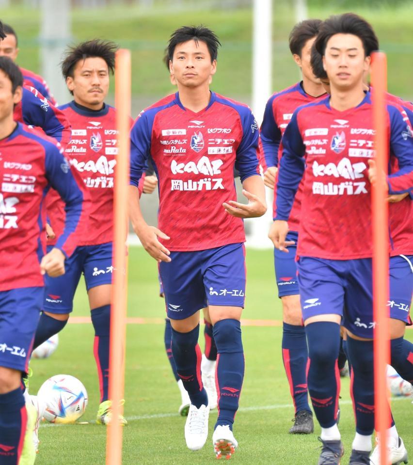 　Ｊ２岡山の練習に参加する乾（中央）＝政田サッカー場（撮影・吉澤敬太）