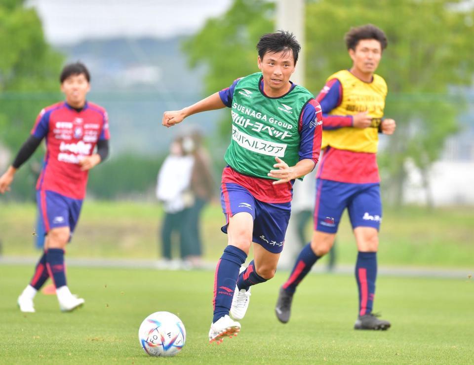 　Ｊ２岡山の練習に参加し、ボールを追う乾＝政田サッカー場（撮影・吉澤敬太）