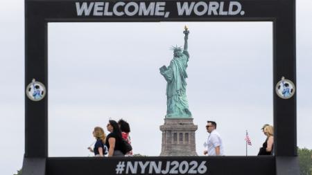 　２０２６年Ｗ杯の会場発表で、ニューヨーク／ニュージャージーの「ようこそ、世界」のメッセージと「自由の女神」＝１６日、ジャージーシティー（ロイター＝共同）