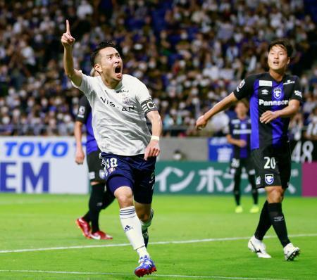 　Ｇ大阪-横浜Ｍ　後半、決勝ゴールを決め駆け出す横浜Ｍ・水沼（左）＝パナスタ